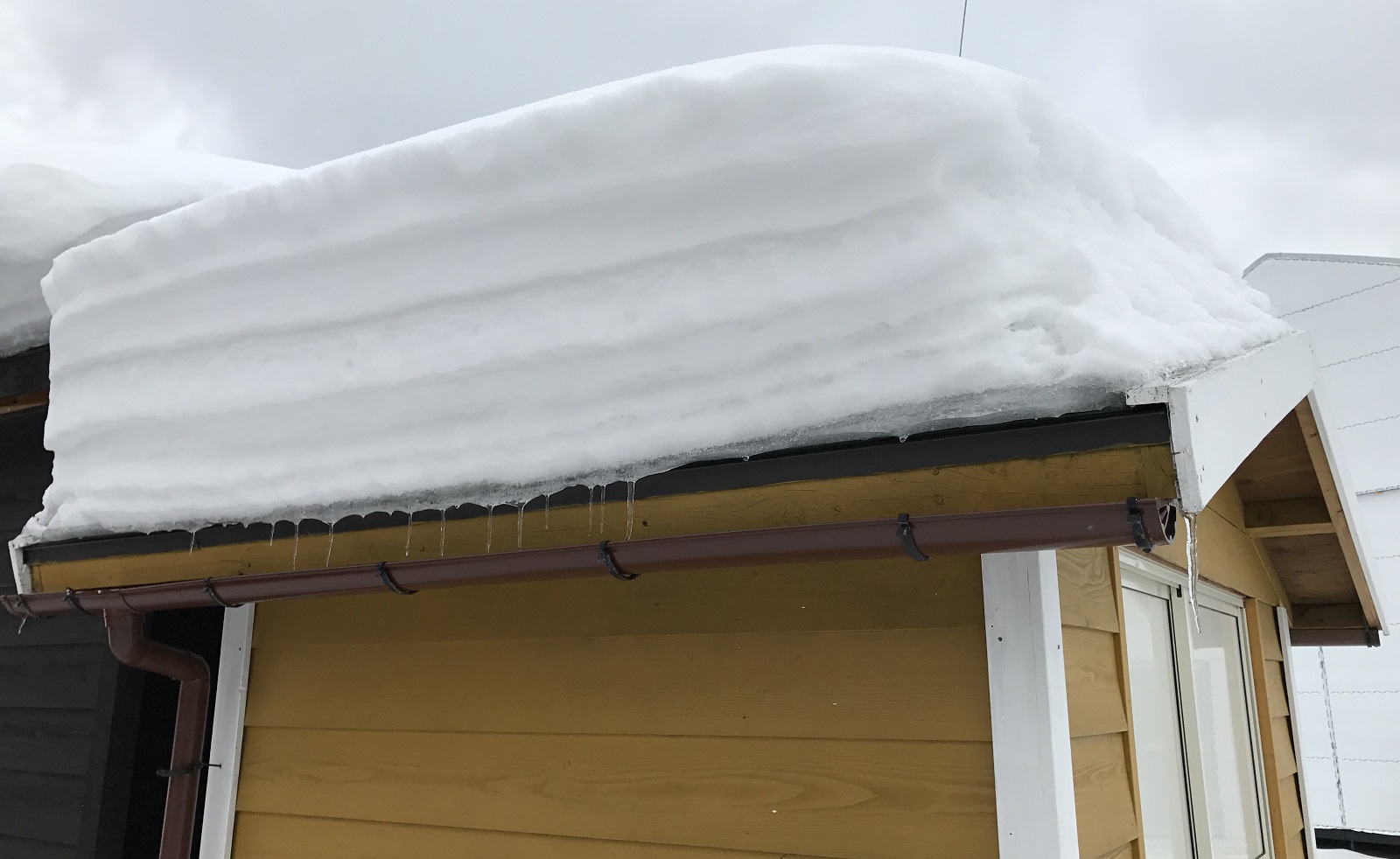 屋根上の雪は下ろしておくべき