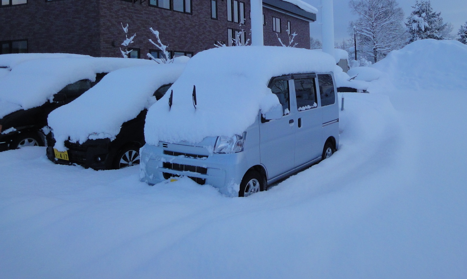 通勤で使う自動車駐車場の除雪も忘れずに