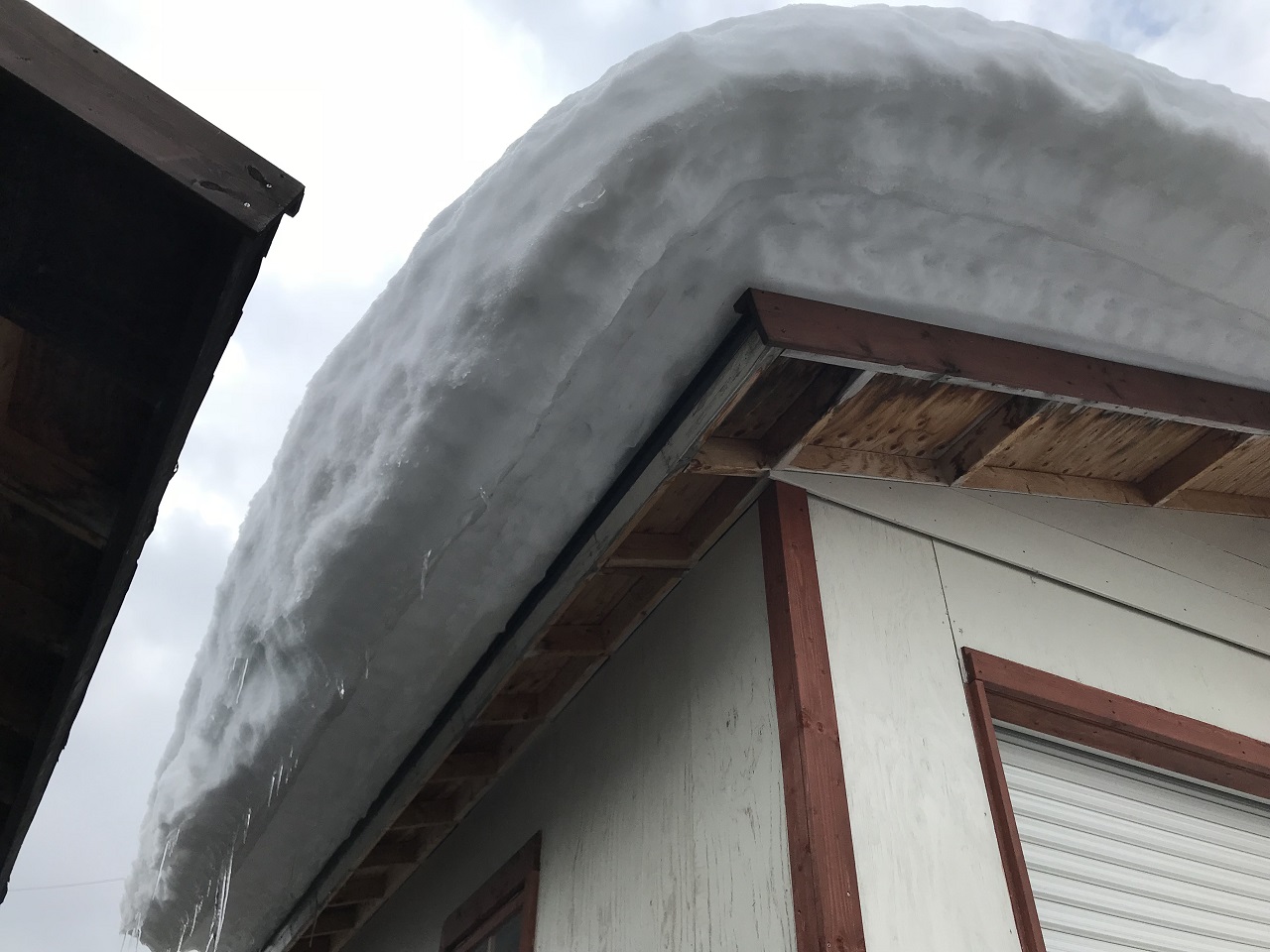雪庇とは屋根の端に雪の塊ができるものです。