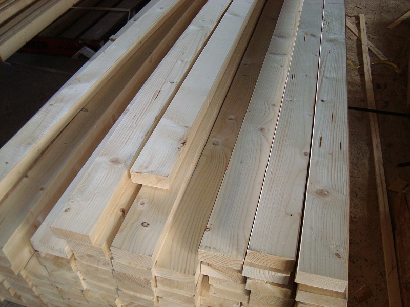 住宅に使われる柱や2×4などの角材、板材です。